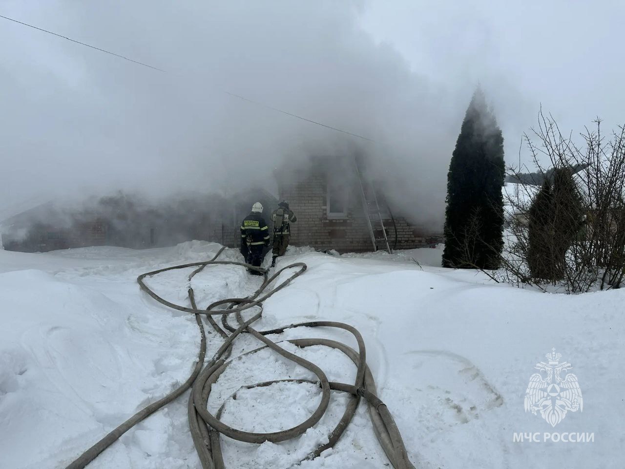 Двое детей погибли на пожаре в Нижегородской области По данным МЧС 16 февраля в селе Трофимово Лысковского округа загорелся частный дом Огонь потушили на площади 48 кв м На месте пожара спасатели обнаружили тела пятилетней девочки и семилетнего мальчика Фото ГУ МЧС по Нижегородской области   Подписывайтесь на Ъ Приволжье