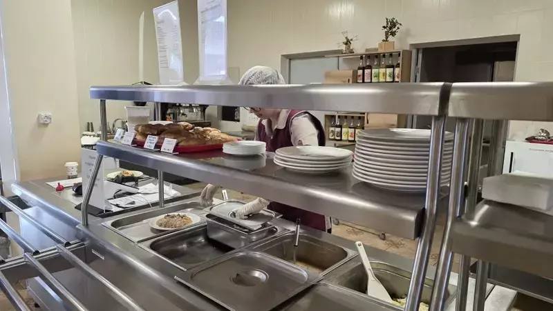 Участники СВО оценили качество реабилитации на Сахалине В Сахалинском областном реабилитационном центре проходит восстановление 31 участник спецоперации Участник СВО Роман Якубов поступивший на лечение 3 февраля отметил качество питания и подтвердил что за все это время меню ни разу не повторилось Реабилитация участников СВО организована по упрощенному порядку введенному по поручению губернатора Валерия Лимаренко За последние годы в учреждении пополнился парк техники и появились новые возможности благодаря программе Оптимальная для восстановления здоровья медицинская реабилитация в рамках национального проекта Продолжительная и активная жизнь инициированного президентом РФ Владимиром Путиным   Подписаться на нас Telegram I MAX Прислать нам новость Sakhonlinebot