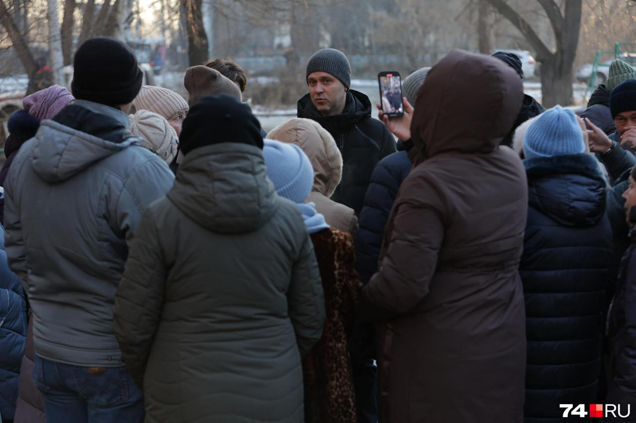 В мэрии Челябинска прокомментировали ситуацию на улице Трубников, где местные жители сегодня вышли на стихийный митинг  Зам главы по городскому хозяйству Александр Астахов сообщил  , что проблемы с подтоплениями дома №  3 на Трубников оперативно решает УК «Диалог». Он подчеркнул, что все повреждения — это ответственность управляшки. И разобраться с ними должны были еще вчера:  «26 ноября произошло повреждение на тепловых сетях внутри самого дома. Вчера по обращениям граждан я был на этом адресе, мы установили, что идет подтопление подвала горячей водой, силами МУП “ПОВВ” помогали откачивать воду, чтобы УК “Диалог” смогла устранить повреждение. Руководитель эти работы обязалась выполнить.  Запах канализации в доме, по словам Александра Астахова, никак не связан с ремонтом коллектора, так как он подсоединен к другому участку.   «Мы выявили, что между собой не были соединены некоторые канализационные трубы, выходившие из квартир, поэтому стоки попадали в подвал. Это тоже зона ответственности управляющей компании. Сейчас все трубы соединили, исключив вероятность дальнейших подтоплений. Наружные сети канализации работают штатно», — рассказал вице-мэр.   Александр Астахов подтвердил, что сроки ремонта, озвученные еще 29 октября, пришлось подвинуть из-за подмывания грунтовыми водами, но за рамки условий контракта подрядчик не выйдет:  «Основные работы [по ремонту коллектора] компания “Арсенал” завершит до 30 ноября, как и предусмотрено договором. Обещали закончить раньше, но потребовалось внести ряд изменений в технические решения»  Новый коллектор будет запущен до конца нынешней недели, заключил вице-мэр.