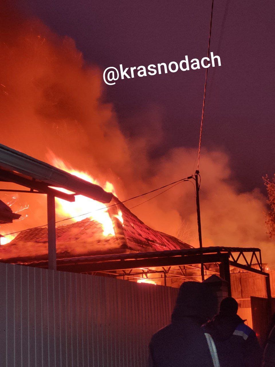 Сильный пожар в Краснодаре в районе 3-й Трудовой  По данным МЧС, горят 2 жилых дома на площади 240 кв. метров.  К ликвидации пожара привлечено от МЧС России 35 человек личного состава и 10 единиц техники. О причинах возгорания пока не сообщается.  UPD. Точный адрес пожара: садовое товарищество Краснодаргорстрой, ул. 4-я Первомайская.   ‍Работа  Авто    Глэмпинг