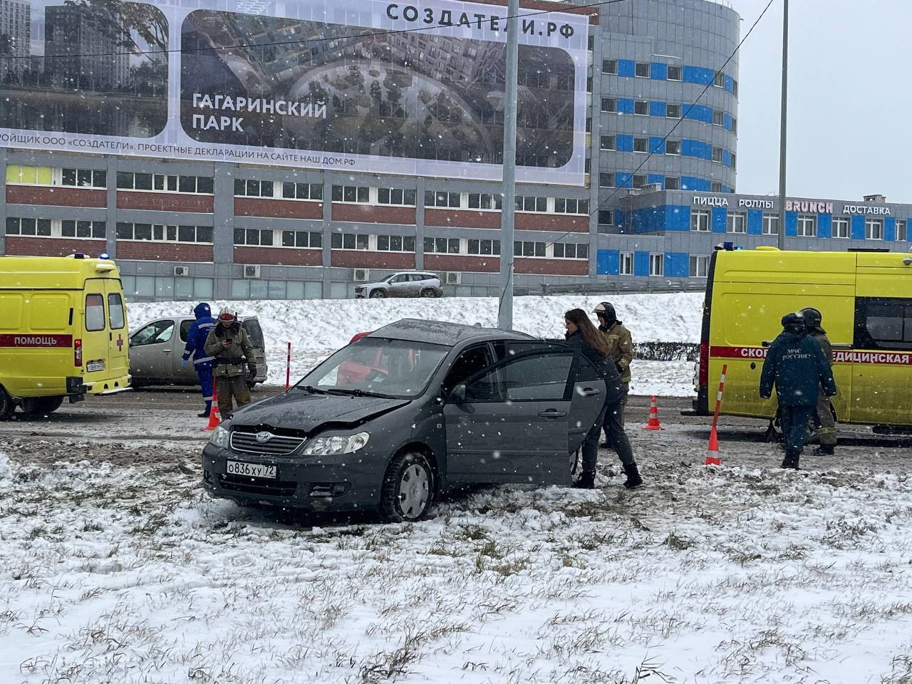 Два человека пострадали в ДТП на улице 50 лет ВЛКСМ  Здесь столкнулись два автомобиля, одни из которых выехал на встречную полосу. Среди пострадавших – 12-летний ребенок.  Фото:    Тюменская область сегодня