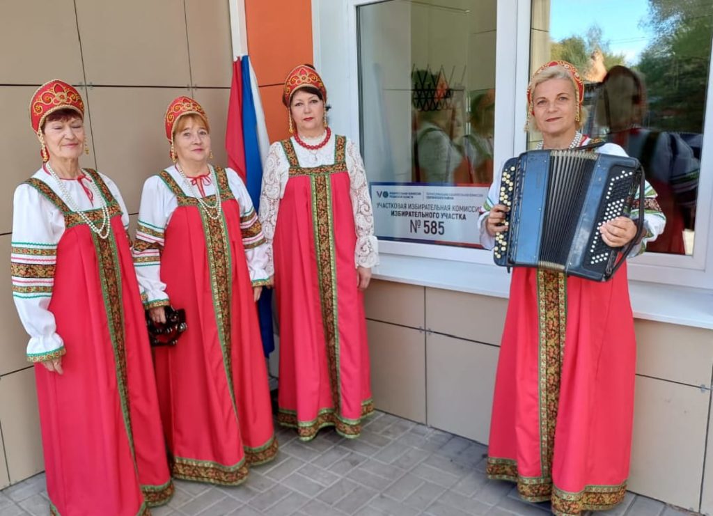 Участницы народного коллектива Девчата создали праздничную атмосферу на избирательном участке в Скопинском округе Как сообщает ТГ канал Наблюдатель62 Участницы народного коллектива Девчата павелецкого Дома культуры пришли на избирательный участок 585 с творческим подарком Перед тем как получить бюллетени и сделать свой выбор артистки порадовали всех присутствующих задорными песнями Их выступление стало ярким моментом дня вызвав улыбки и аплодисменты После выступления Девчата выполнили свой гражданский долг приняв активное участие в выборах депутатов Рязанской областной Думы и Думы Скопинского муниципального округа Фото из ТГ канала Наблюдатель62