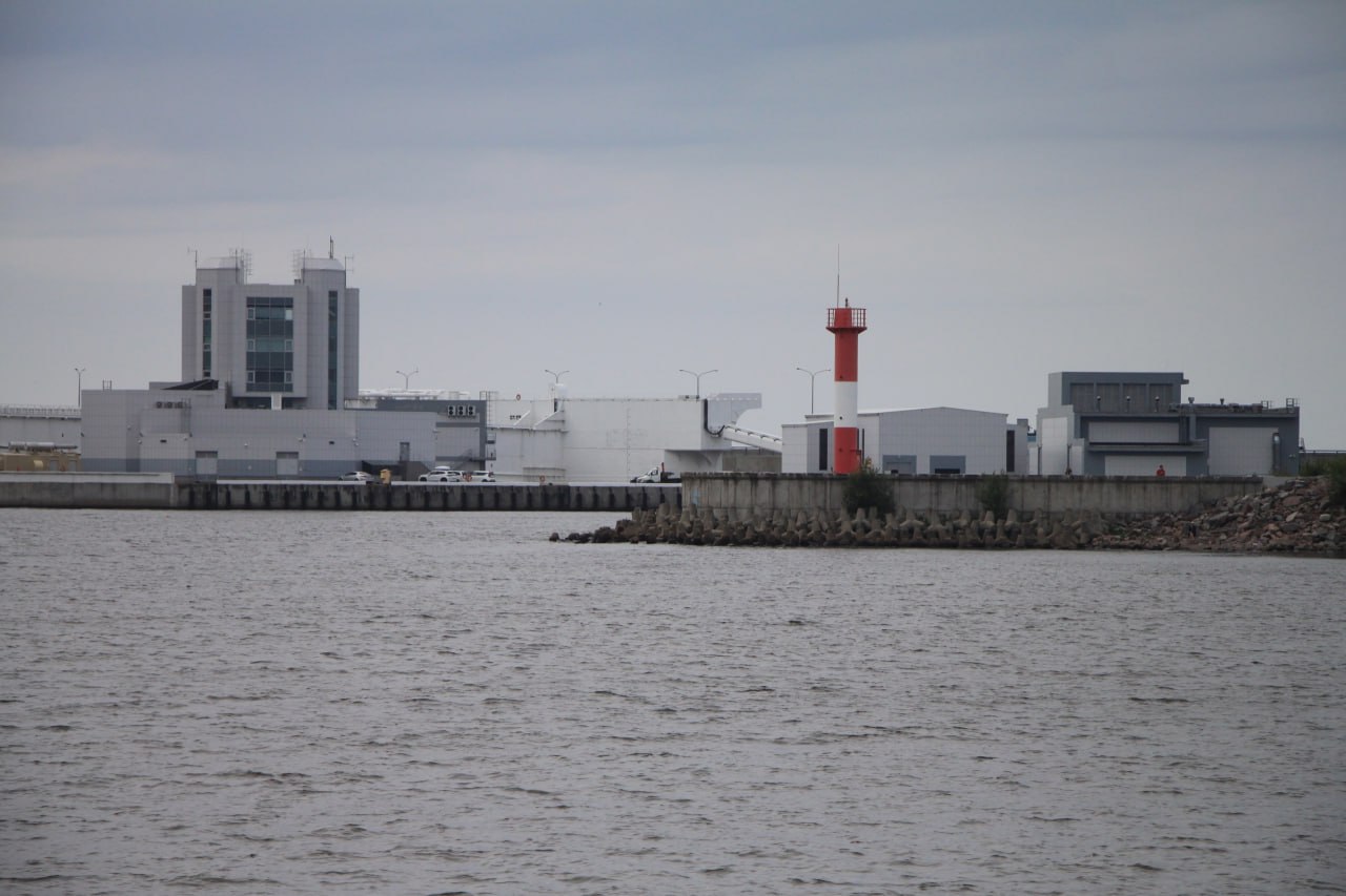 Затвор дамбы Петербурга закроют завтра 26 февраля Это необходимо для его планового технологического обслуживания объяснили в Дирекции комплекса защитных сооружений города от наводнений КЗС Испытания согласованы со службой капитана Большого порта Санкт Петербург и продлятся с 9 00 по 18 00 Мост судопропускного сооружения С 2 останется доступным для проезда автотранспорта Фото Город Подпишись на Город Telegram MAX ВК