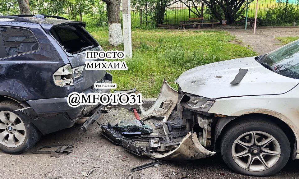 В Шебекино дрон ВСУ, подавленный РЭБ, взорвался во дворе дома. Пострадал мужчина. Ему оказали помощь и отпустили на амбулаторное лечение. Повреждены два окна и три машины.