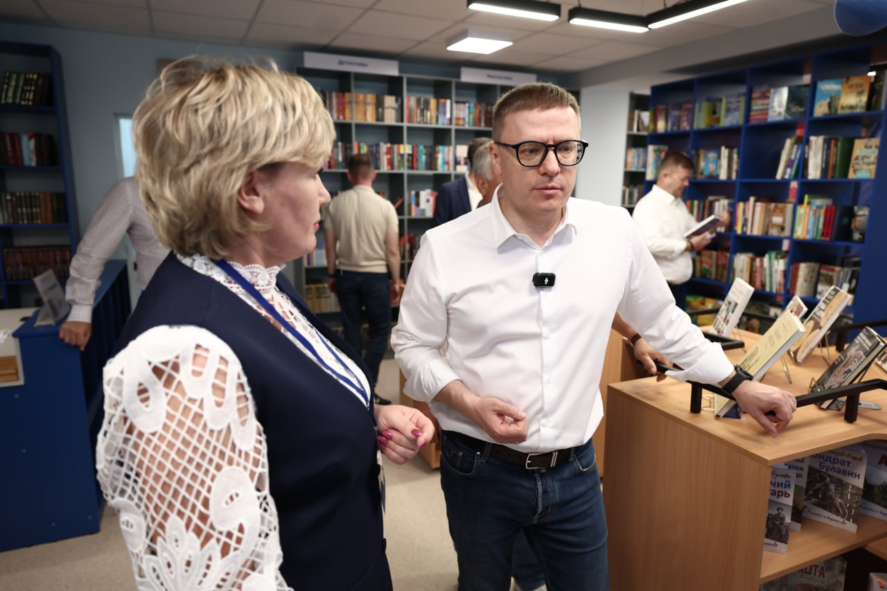 Ремонт Центральной библиотеки в селе Октябрьском оценил глава региона Мы продолжаем рассказывать о рабочей поездки губернатор в муниципальный округ. Еще одним социальным учреждением в продолжение рабочей поездки Алексея Текслера стала Центральная библиотека, в которой не так давно был проведен ремонт. Реконструкция реализована в рамках регионального проекта «Культурная среда» национального проекта «Культура». Помимо обновления самого здания, закуплена мебель и различные технические средства позволяющие комфортно работать в библиотеке, сотрудникам и посетителям учреждения. Стоит сказать, что библиотека получила и новые книги, а также элементы декора. «Я очень рад, что здесь такая модельная библиотека стала площадкой притяжения для разных форматов», – поделился впечатлениями от визита Алексей Текслер.