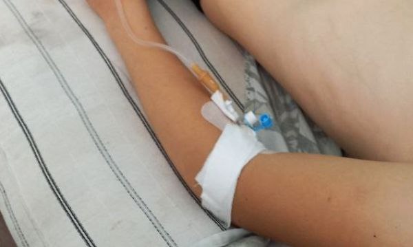 В Бурятии ядовитая змея укусила ребёнка 10-летний мальчик время летних каникул приехал на отдалённую ферму в Закаменском районе. Рано утром он вышел на улицу и увидел под ногами ползущую змею. В силу возраста и любопытства ребёнок решил схватить змею, и тогда опасная рептилия напала первой. - Вот такая змея была большая примерно 40 см в длину , чёрная, с большой головой, и сильно шипела, - рассказал ребёнок. По его описанию, голова змеи – ромбовидной формы. А также по характеру и симптомам укуса стало ясно, что это была ядовитая гадюка. Всё произошло в местности Грязный Дабан, вдали от населённых пунктов. Под вечер ребёнка на тракторе повезли в ближайшее село Баянгол. Дорога заняла около двух часов. Оттуда мальчика срочно повезли в районную больницу Подробнее здесь