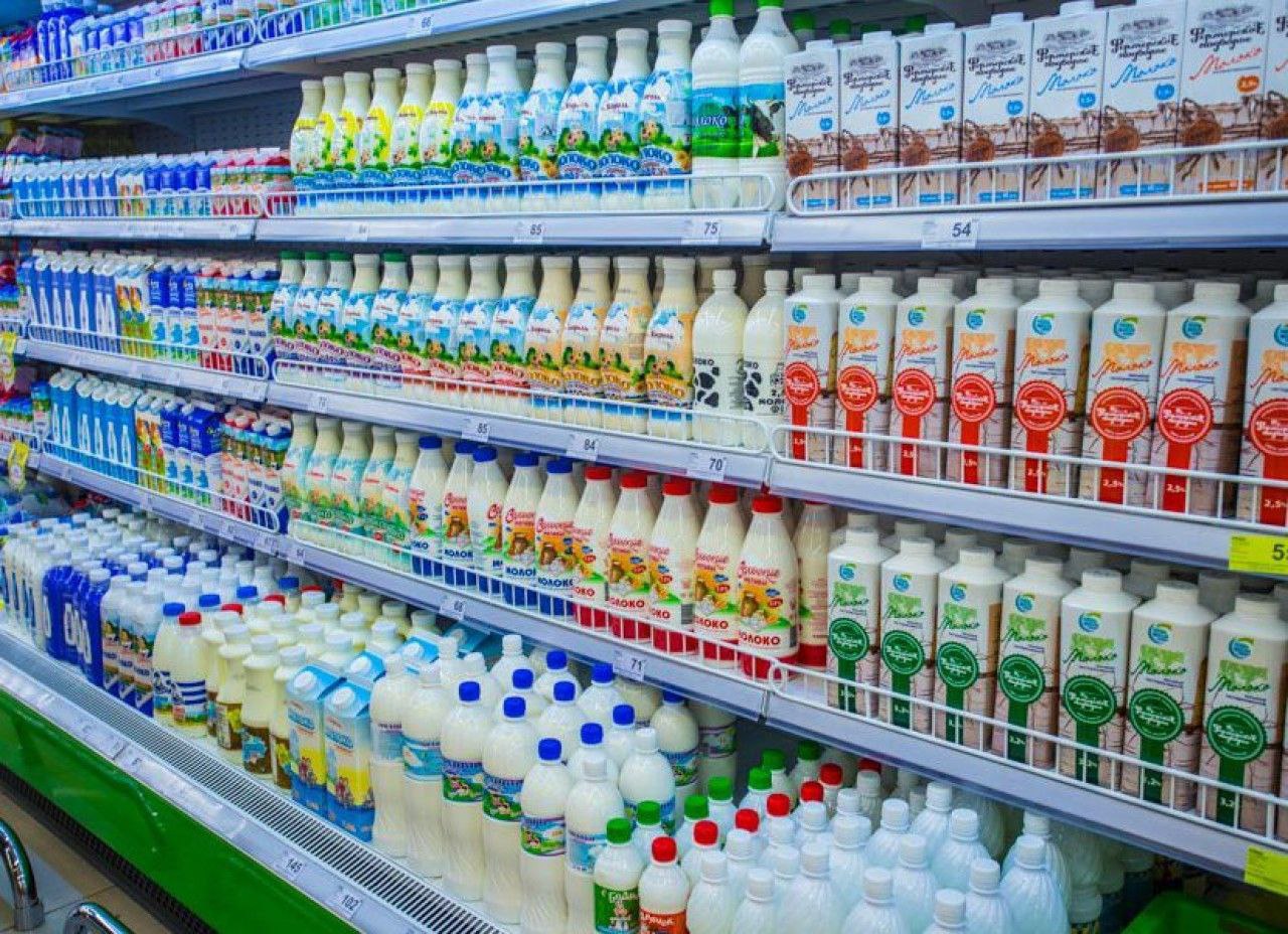 Продажи просроченных молочных продуктов сократились в 41 раз Благодаря системе маркировки "Честный знак" за год с апреля 2024 по апрель 2025 продажи просроченной молочной продукции в России сократились в 41 раз. Система автоматически блокирует продажу товаров с истекшим сроком годности на кассе через сканирование. Аналогичный принцип применяется для табачной продукции. "Честный знак" работает в России с 2019 года и контролирует оборот молочных и табачных изделий, лекарств, меховых изделий и других категорий товаров.