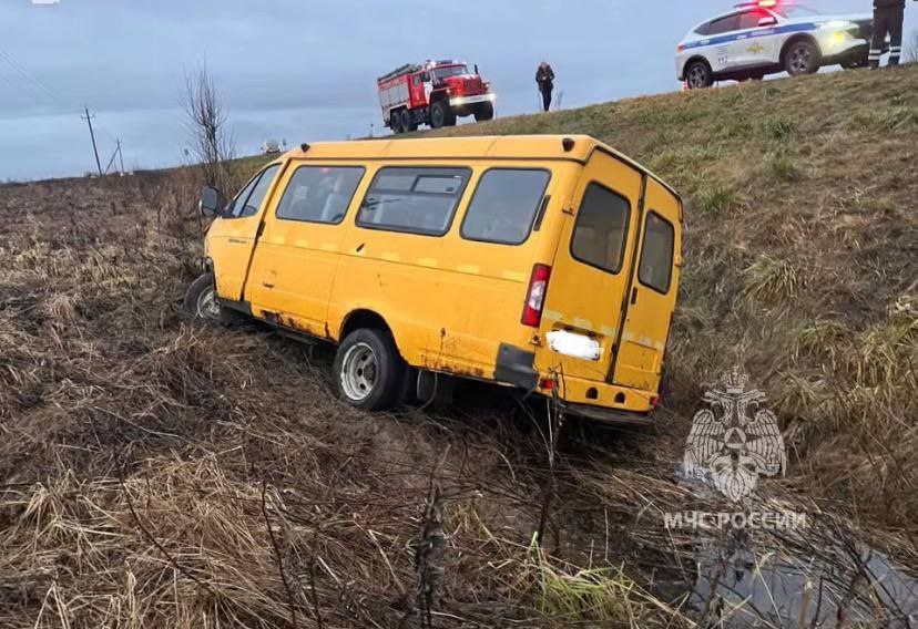 В Волховском районе ликвидированы последствия ДТП Сообщение о дорожно транспортном происшествии на 102 км автодороги Кола Р 21 поступилот на пульт дежурной службы На место происшествия незамедлительно выехала дежурная смена 60 пожарно спасательной части Водитель газели не справился с управлением и совершил съезд в кювет Информация о пострадавших не поступала Причины дорожно транспортного происшествия устанавливаются сотрудниками ГАИ МЧС России напоминает о необходимости строгого соблюдения правил дорожного движения повышенной внимательности на загородных трассах и соблюдения безопасной дистанции МЧС Ленинградской области Подписывайся на МЧС России в MAX ВК
