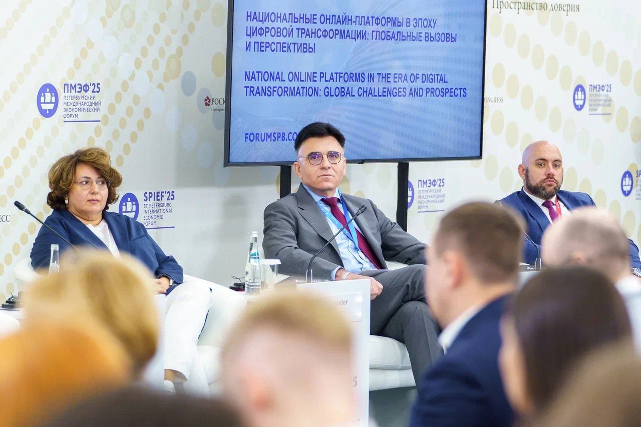 Генеральный директор «Газпром-Медиа Холдинга» Александр Жаров на полях ПМЭФ анонсировал объединение Rutube, Yappy и Premier в одну цифровую платформу, которое завершится в первом полугодии 2026 года. Сегодня на Rutube размещено более 400 миллионов видеороликов, на платформе зарегистрировано свыше 3,3 миллиона активных авторов, а месячная аудитория превышает 80 миллионов пользователей, что на 2 миллиона больше, чем у YouTube. Онлайн-кинотеатр PREMIER достиг 6 миллионов платящих подписчиков, сообщил Александр Жаров. Rutube и PREMIER демонстрируют уверенную динамику роста и становятся стратегически значимыми инструментами в медиапространстве и основой информационного суверенитета России.