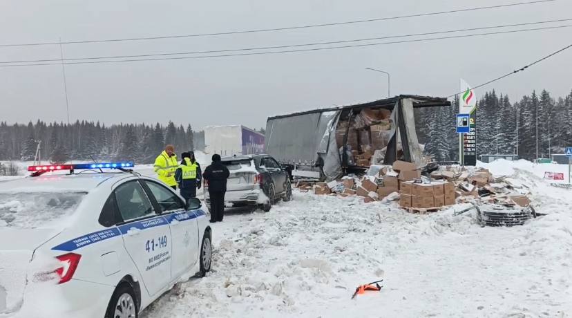 Шесть фур столкнулись на Пермском тракте в Нижнесергинском районе В результате аварии движение по трассе в сторону Екатеринбурга сильно затруднено потоки объезжают место ДТП по одной полосе Люди в аварии не пострадали ГИБДД justmediaru