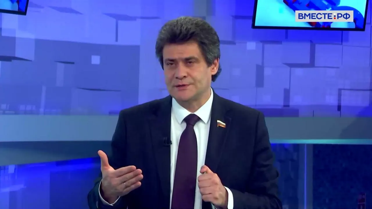 Сенатор Александр Высокинский заявил что кадровый дефицит в сфере ЖКХ остается серьезной проблемой и для ее решения необходимы дополнительные меры поддержки специалистов Об этом он рассказал в эфире телеканала Вместе РФ по итогам круглого стола посвященного реформированию системы управления многоквартирными домами По словам сенатора на рынке труда сегодня наблюдается высокая конкуренция за специалистов рабочих профессий таких как сварщики электрики и сантехники Он отметил что уровень оплаты труда в других отраслях зачастую выше чем в жилищно коммунальном хозяйстве при этом возможности для роста тарифов уже ограничены поэтому требуется искать иные способы мотивации сотрудников Высокинский сообщил что вместе с Минстроем обсуждаются различные варианты стимулирования кадров включая предоставление дополнительных социальных преференций Он напомнил что в советский период работникам ЖКХ предоставляли жилье и другие льготы и подобные подходы могут быть актуальны и сегодня По его мнению именно кадровый вопрос является основой надежного функционирования всей системы ЖКХ В Совете Федерации также обсуждаются изменения в сфере лицензирования управляющих компаний Осенью вступят в силу новые правила предусматривающие упразднение региональных лицензионных комиссий и передачу их полномочий органам государственного жилищного надзора Сенаторы подчеркивают что предстоящие реформы требуют серьезной нормативной проработки направленной на снижение административных барьеров и повышение эффективности отрасли Подписывайтесь на Вместе РФ в MAX