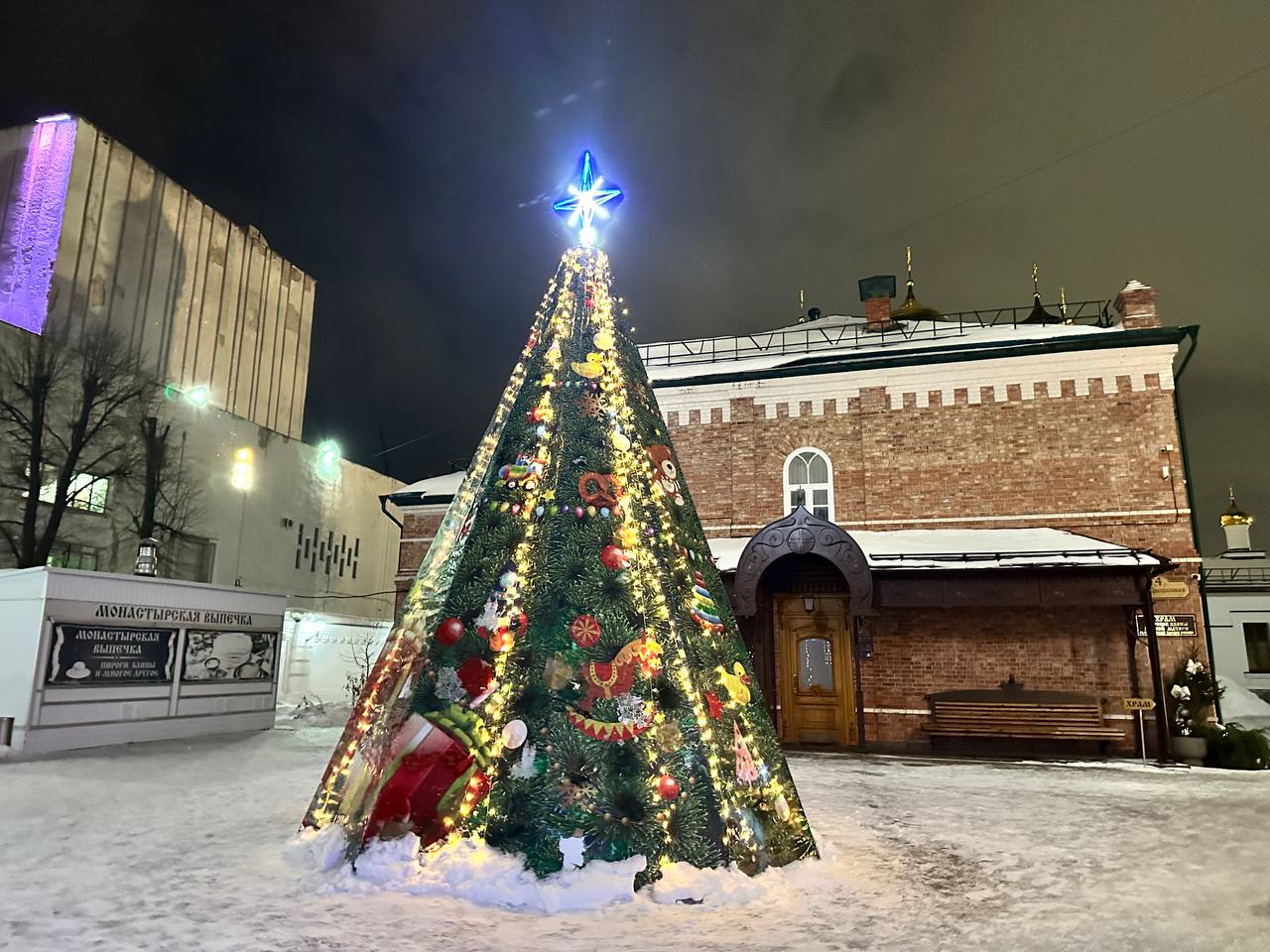 На территории Спасского женского монастыря приготовились к встрече Рождества Христова  Нарядили ёлку и соорудили вертеп.  Здесь все: Младенец Иисус, Дева Мария, Иосиф, волхвы: Каспар, Мельхиор, Валтасар — с дарами. Ещё две неопознанные фигуры — вероятно, один из них архангел Гавриил, а второй — пастух. Ещё там есть осёл, но он не поместился в кадр.  Завтра — Сочельник