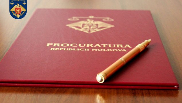 В Кишинёве мужчина приговорён к 6 годам тюрьмы за мошенничество с объявлениями на сайте 999 md По данным прокуратуры он публиковал фиктивные предложения о продаже и ввозе автомобилей по заниженным ценам получал от граждан крупные суммы в качестве аванса или займа и не выполнял обещаний Для придания видимости законности он использовал договоры расписки и даже нотариальные акты Общий ущерб превысил 250 тысяч леев Подпишись на Moldova Liberă