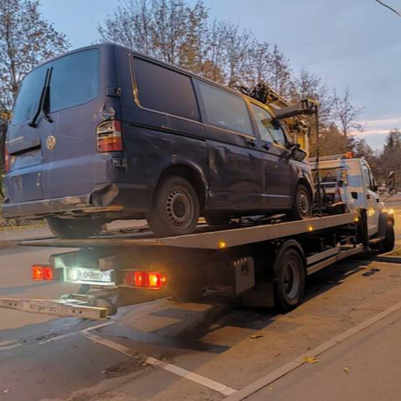 Москва избавляется от автохлама за четыре месяца утилизировали более 1200 машин За четыре месяца столичные службы вывезли на утилизацию свыше 1200 брошенных автомобилей К брошенным относят машины которые долго стоят без хозяина чаще всего пострадавшие в ДТП и непригодные для восстановления Сначала их эвакуируют на стоянку а затем по решению суда отправляют на переработку В июле в Москве стартовала экспериментальная программа по оперативному выявлению и вывозу автохлама Теперь машины мешающие жителям во дворах и на улицах быстро убирают освобождая пространство и делая город чище и безопаснее МоскВайб подписаться