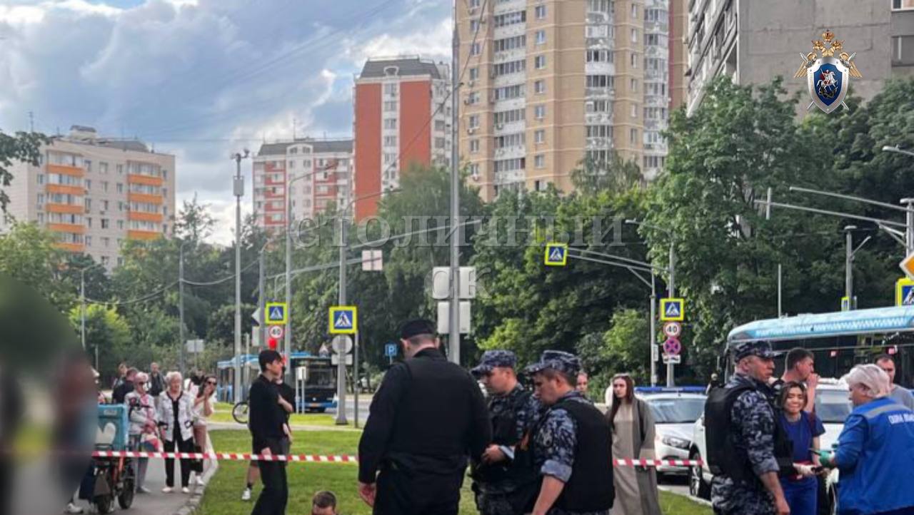 Мужчина в Москве на почве ревности смертельно ранил ножом 17-летнюю девушку и покончил с собой, сообщили в СК