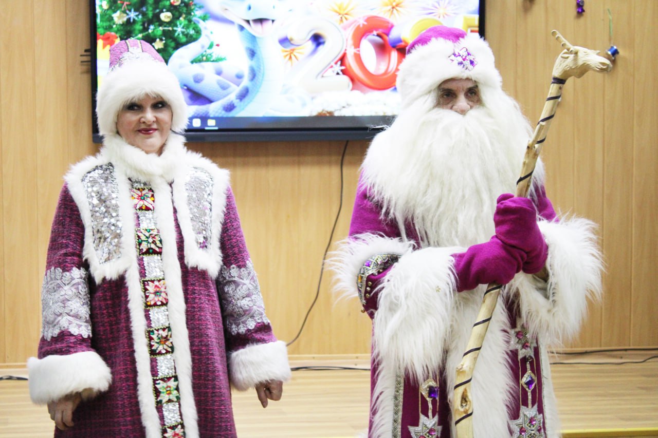 Луганском центре народного творчества и Дворце культуры им. В.И. Ленина г. Луганска состоялись новогодние утренники для детей национально-культурных обществ Луганщины:    Татарского культурного центра «Чишмя»,    общественной организации «Местная национальная культурная автономия белорусов г. Старобельска»,   польского общества г. Новоайдар,   Центра украинской культуры,   Полезного Благотворительного Фонда «Хэсэд Нэр»,   Армянского национально-культурного общества «Урарту»,   Национально-культурного общества Азербайджанский конгресс,   Русской общины Луганщины,  Студенческого учебно-воспитательного центра «Мы и мир» Далевского университета.   Сотрудниками Луганского центра народного творчества были проведены театрализованные игровые программы, конкурсы, выступления творческих коллективов, а также вручение новогодних сладких подарков. На мероприятии детей поздравили и вручили сладкие подарки удмуртский Дед Мороз — Тол Бабай  и его помощница Лымы Ныл.  Новогодний утренник для детей национально-культурных обществ – традиционное мероприятие Луганского центра народного творчества, которое дает возможность детям различных национальностей познакомиться, подружиться и узнать больше друг о друге, что способствует сохранению межнационального единства и согласия.