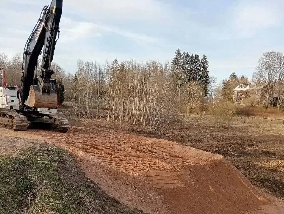 В Батецком округе приступили к капитальному ремонту аварийного моста Подрядная организация приступила к строительно монтажным работам на мосту через реку Удрайка расположенном на региональной дороге Великий Новгород Луга Малая Удрая Сейчас на объекте ведутся работы по устройству временной дороги После организации объезда подрядчик приступит к демонтажу существующего аварийного моста На месте старого сооружения предусмотрено строительство однопролетного железобетонного моста с асфальтобетонным покрытием протяженностью 14 1 погонных метра Также будет выполнено устройство тротуара освещения барьерного ограждения и восстановлено сопряжение моста с насыпью Работы ведутся по нацпроекту Инфраструктура для жизни Стоимость капремонта 107 3 млн рублей Завершить работы подрядчик должен до мая следующего года