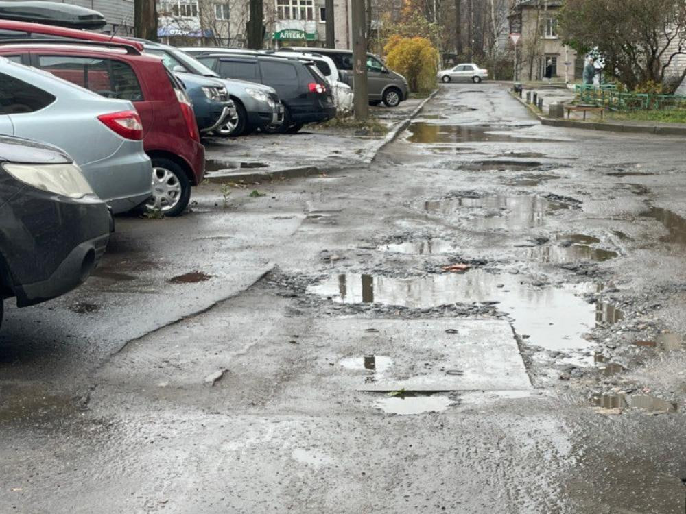 За неделю сумма штрафов выписанных архангельским нарушителям благоустройства достигла миллиона рублей Как сообщили в пресс службе горадмина за прошедшую неделю специалисты департамента муниципального контроля проверили 65 объектов вынесено 34 постановления на сумму 1 млн 56 тысяч рублей За нарушения обязательных требований при проведении земляных работ к административной ответственности привлечены 18 лиц общая сумма штрафов составила 735 тысяч рублей ТГК 2 предписано восстановить благоустройство после земляных работ на пр Ломоносова 219 Энерготехаудит на ул Воронина 16 Составлены протоколы об административном правонарушении за невосстановление благоустройства после земляных работ по адресам ул Суфтина 16 ул Гагарина 33 пр Московский 8 1 пр Приорова 1 1 За ненадлежащее содержание фасадов зданий в том числе наличие посторонних надписей и рисунков к административной ответственности привлечены 10 лиц общая сумма штрафов составила 303 тысяч рублей По фактам размещения транспортного средства на газоне составлено 28 протоколов об административном правонарушении а также 51 акт для привлечения автовладельцев к ответственности Фото пресс службы администрации Архангельска