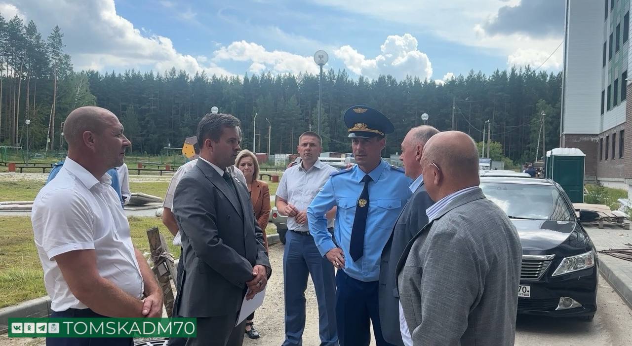 Дмитрий Махиня принял участие в областном штабе по строительству новой школы на ул. Высоцкого   Мэр Томска Дмитрий Махиня совместно с прокурором Томской области Сергеем Ломакиным и заместителем губернатора по строительству и архитектуре Алексеем Кондратьевым провели штаб по строительству новой школы на 1100 мест на ул. Высоцкого, 14.  Школа с переменной этажностью  от двух до четырех  состоит из трех блоков, общей площадью 16 тысяч квадратных метров.   В здании предусмотрены учебные классы, два спортивных зала с высокими потолками, актовый зал, пищеблок с панорамными окнами, библиотека и медкабинет. Некоторые помещения уже полностью готовы. Там в ближайшее время начнется монтаж оборудования. В других - подрядчик завершает отделку. Параллельно идет монтаж навесного фасада и благоустройство территории.   Общая степень готовности на сегодняшний день – порядка 93%. Есть отставание по отделочным работам внутри помещений, отставание по утеплению и устройству навесного фасада, по благоустройству территории.  Участники штаба пообщались с представителями подрядной организации и субподрядчиками, занятыми на объекте. Узнали в чем сложности, есть ли проблемы с поставками, посмотрели все графики работ.   Прокурор в ходе совещания потребовал завершить строительные работы не позднее 15 августа. Приемка объекта назначена на 25 августа.  - Ранее мы обсуждали с подрядчиком возможность заключения дополнительного соглашения, строители заверяли, что до августа объект будет сдан. Но сегодня мы видим, что сроки сорваны. Конечно, несмотря ни на что, мы будем прилагать усилия, чтобы школу к 1 сентября запустить, - отметил Дмитрий Махиня.     #капремонт_школ