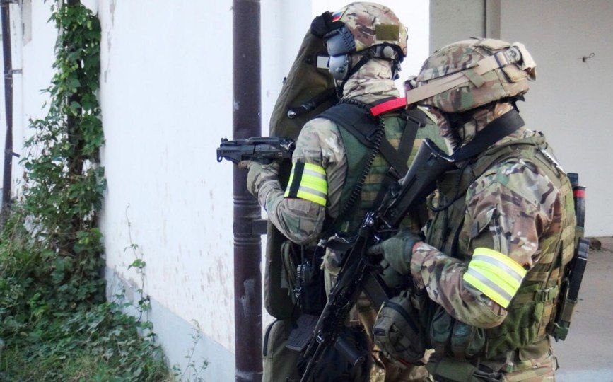 В Баксанском районе Кабардино-Балкарии ликвидированы три боевика, готовивших нападение на сотрудников полиции.   При себе у террористов было обнаружено два автомата, пистолет и шесть гранат.