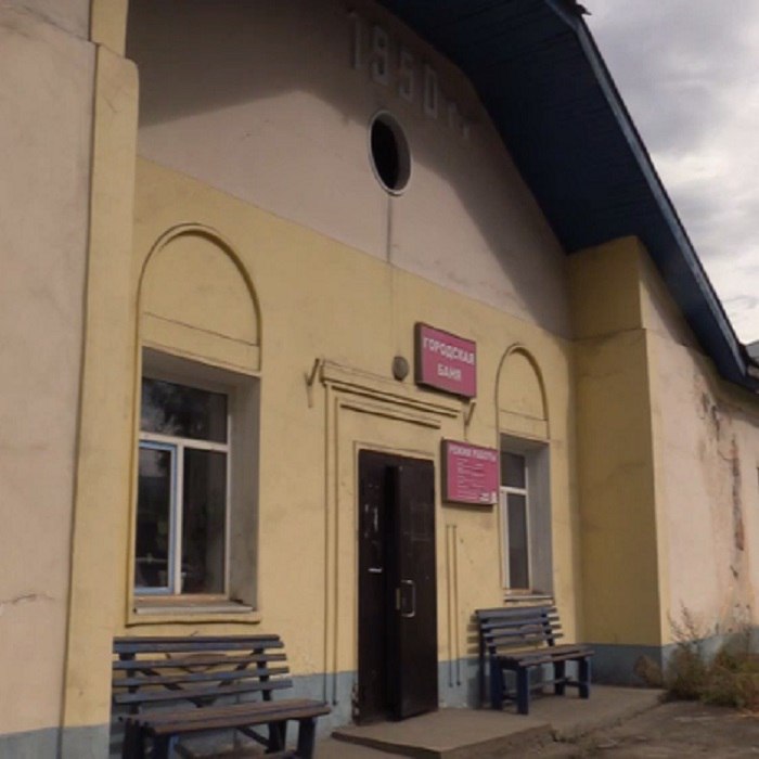 В Бодайбо сорван срок ремонта городской бани  Важный социальный объект построен 75 лет назад, ответственность за его ремонт после долгого простоя вынуждена была взять на себя администрация Бодайбинского района. Формально баня находится в ведении городского поселения, однако на этапе подготовки технического задания чиновники допустили многочисленные просчеты и ошибки.  - При первом же осмотре обнаружилось, что в смету не включены важные работы. Например, полностью отсутствует ремонт туалетов, замена плитки в раздевалках, модернизация вентиляции. Вместо шести дверей заменят только четыре, а в парилку и вовсе планируют установить пластиковую дверь. Подобных упущений много, - рассказал мэр района Евгений Юмашев.  Чиновники городского управления капитального строительства и глава городского поселения не смогли объяснить мэру, почему проект составлен с таким низким качеством. По мнению Юмашева, за основу взяли старую смету косметического ремонта, не адаптированную под текущие нужды. Предполагали, что ремонт завершится до 10 сентября. Сейчас руководство бани сомневается в соблюдении срока.