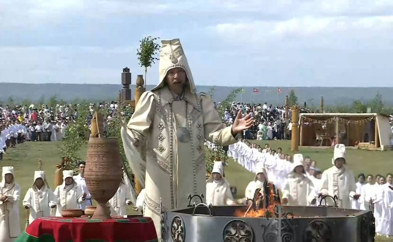 В Якутии открыли Ысыах Туймаады, посвящённый 80-летию Победы В местности Үс Хатыҥ торжественно открыли самый масштабный национальный праздник Якутии – Ысыах Туймаады. На 20 площадках Ысыаха Туймаады проходят более 100 культурных событий, включая ритуально-обрядовые церемонии, детские и спортивные программы, выставки, концерты и традиционные конкурсы. Всего заявлено 17 уникальных состязаний, отражающих самобытность народа саха.