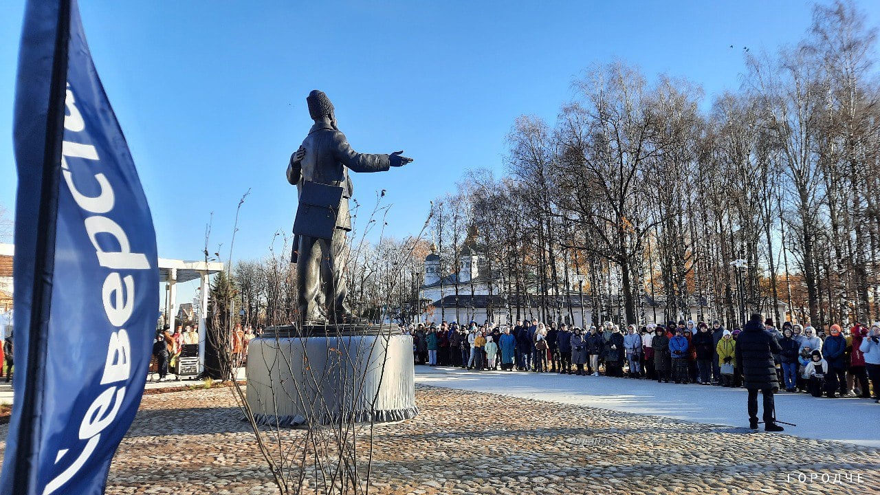 ГородЧе В Череповце торжественно открыли памятник братьям Верещагиным и Площадь Революции. Ранее здесь был голый асфальт, теперь благоустроенная территория.  Интересно, что на площади уложены камни с той самой старой мостовой, которая была здесь раньше. Их нашли во время строительных работ, рассказал каналу   замдиректора «Гоара-Строй». Не все камни, а лишь те, что сохранились. Площадь как и другие городские пространства строились с учетом пожеланий маломобильных групп населения. Все спуски, понижения - не более 5 градусов под уклон для удобства людей на инвалидных колясках. Строить приходилось с учетом того, что вся площадь является археологической территорией со своими ограничениями.   В центре площади установлен памятник братьям Верещагиным. Несколько лет назад в городе проводили... подробнее на канале: ГородЧе @