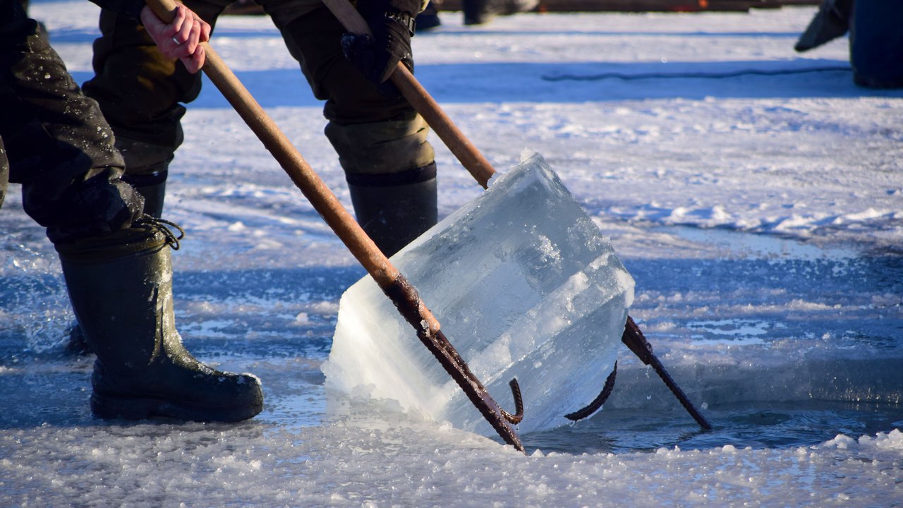 Пять мест для крещенских купаний откроют в Челябинске где безопасно окунуться в прорубь Купели откроют на трех водоемах Как сообщил заместитель главы Челябинска по городскому хозяйству Александр Астахов одну прорубь сделают на Первом озере по две на Смолино и Шершневском водохранилище Посетить их можно с 17 00 18 января и до 16 00 19 января Крещение Господне один из важных православных праздников который посвящен крещению Иисуса Христа в реке Иордан Его главная традиция освящение воды в храмах на реках и озерах Крещенская вода считается священной ее набирают и хранят целый год В народе верят что купание в проруби в праздник очищает душу и тело В это время приходят самые сильные морозы которые также называют крещенскими В ближайшие дни в Челябинской области действительно резко похолодает По данным Гидрометцентра России с 13 по 17 января температура воздуха в столице региона по ночам будет опускаться до 29 31 С Накануне праздника в Крещенский сочельник днем в Челябинске будет 12 С возможен снег Фото ГТРК Южный Урал Подписывайтесь на Вести Южный Урал в MAХ