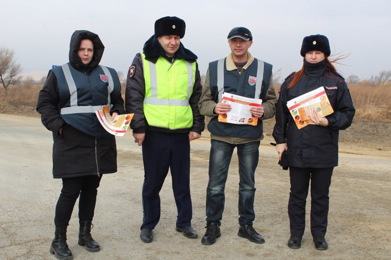 В Приморье полицейские и дружинники напомнили жителям Ханкайского округа о мерах безопасности в период особого противопожарного режима  В связи с введением особого противопожарного режима сотрудники отдела МВД России по Ханкайскому округу проводят профилактические беседы с местными жителями.   Так,  в целях профилактики лесных пожаров и повышения противопожарной грамотности населения сотрудники Госавтоинспекции, группы охраны общественного порядка отдела МВД России по Ханкайскому округу совместно с членами народной дружины «Утес» провели рейд, в ходе которого водителям вручили памятки по профилактике пожаров, а также напоминали о необходимости соблюдения правил пожарной безопасности.  Организаторы акции рассказали гражданам о том, что за нарушение требований особого противопожарного режима наступает административная ответственность, а за нарушение требований пожарной безопасности, повлекшие более тяжкие последствия, предусмотрена уголовная ответственность.  Профилактическая работа в данном направлении продолжается.