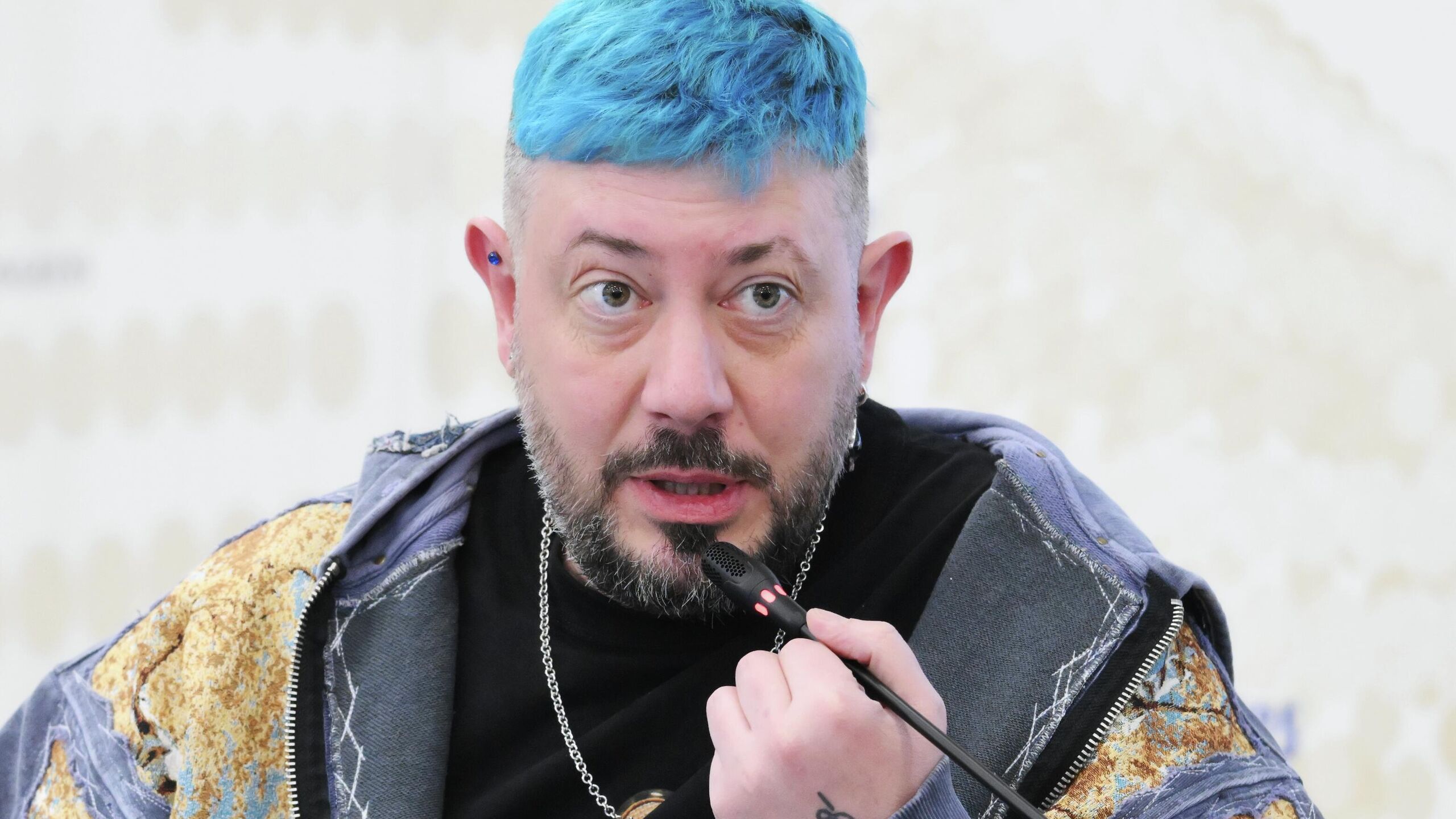 Дизайнер Артемий Лебедев в мировом соглашении с Tefal обязался не причинять вред деловой репутации этого французского производителя бытовой техники и посуды говорится в материалах с которыми ознакомилось РИА Новости Арбитражный суд Москвы 25 ноября как передавал корреспондент РИА Новости из зала суда утвердил мировое соглашение в деле по иску Tefal к Лебедеву и двум его соответчикам о взыскании 2 миллионов рублей компенсации Условия договоренностей в суде не озвучивались Изначально в этом иске поданном в апреле ответчиком был указан только Лебедев позже суд привлек в качестве его соответчиков петербургское АО Нева металл посуда НМП производителя посуды и Павла Минаичева который как говорится в материалах суда изготовил рекламный материал нарушающий законодательство о рекламе и законодательство об интеллектуальной собственности допустил его дальнейшее распространение исполнителем