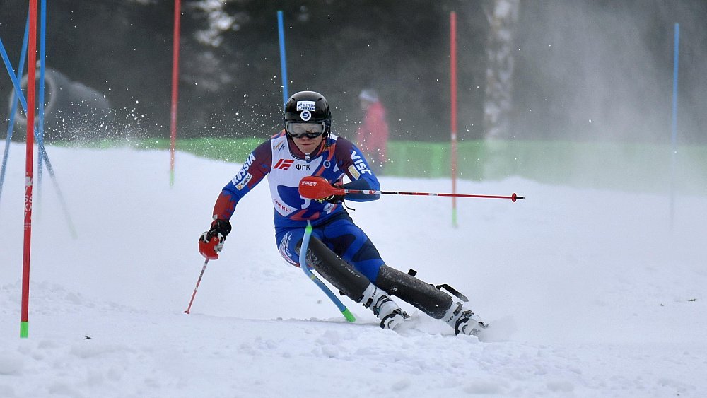 Спортсмен из Миасса занял третье место на Кубке России по горнолыжному спорту   gubernia74 ru articles news 1137760 В Центре активного отдыха Евразия в Кусе проходят этапы Кубка России по горнолыжному спорту в дисциплинах слалом и слалом гигант Этапов несколько К примеру 20 декабря состоялся второй этап Кубка в дисциплине слалом гигант где представитель Челябинской области Семен Челмакин стал бронзовым призером а третий этап пройдет 23 декабря Сегодня 21 декабря стартует четвертый этап в слаломе а пятый этап в данной дисциплине будет 22 декабря   t me chgub