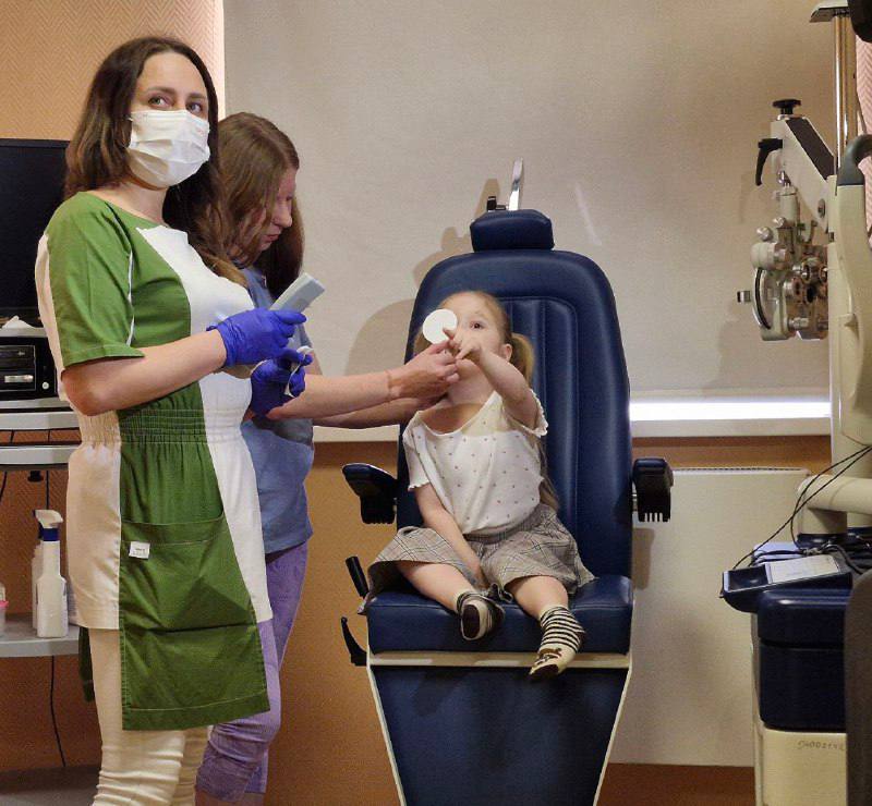 Родителей юных амурчан с патологией глаза приглашают привести детей на диагностику в Амурскую детскую областную больницу Ребят от 5 до 17 лет ждут в кабинете офтальмолога 13 и 27 февраля с 10 00 до 14 00 При необходимости медики проведут аппаратную диагностику Кабинет располагается по адресу Благовещенск ул Октябрьская д 108 хирургический корпус 1 й этаж вход со стороны приемного покоя Чтобы попасть на прием нужно предварительно записаться количество мест ограничено   Записаться на прием можно в рабочее время по телефонам 8 914 561 63 56 8 4162 31 91 70 ampravda