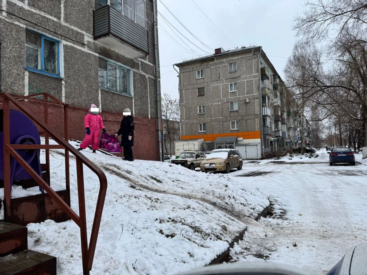 Первую опасную горку ликвидировали Госавтоинспекторы в Новокузнецке   Во время патрулирования Заводского района инспекторы ДПС обратили внимание на опасный склон на  улице Климасенко. Импровизированная горка во дворе выходит прямо к проезжей части, к тому же находится при повороте, что создает дополнительную угрозу, водитель просто не успеет среагировать. Информацию передали в Дежурную часть ГИБДД и далее – коммунальным службам, которые засыпали песком опасное место для катания.   В Госавтоинспекции обращаются к горожанам, если Вам известны адреса подобных опасных горок, сообщите по тел.: 45-62-31.