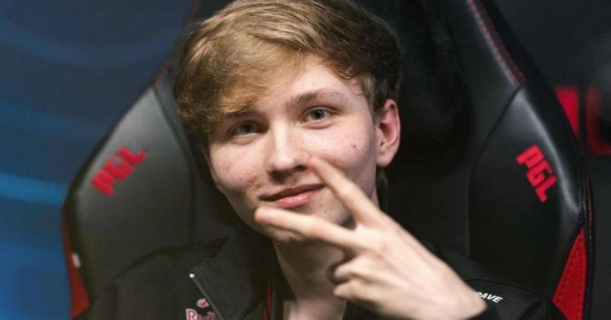 19-летний российский киберспортсмен Илья Осипов стал самым дорогим игроком Counter-Strike 2 в истории. Команда Team Falcons из ОАЭ заплатила за него рекордные $2,5 млн.