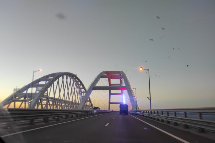 Крымский мост могут закрыть для проезда машин тяжелее 1 5 тонн Как сообщил начальник республиканского управления Госавтоинспекции Анатолий Борисенко это позволит разгрузить путепровод Мы понимаем что увеличится поток в сторону Джанкоя по трассе Новороссия Она в перспективе будет четырехполосной подчеркнул он Напомним на данный момент на Крымском мосту действуют ограничения на проезд электрокаров и машин гибридного типа Владельцы таких авто могут попасть на полуостров только через исторические регионы России Подписывайся на truekpcrimea