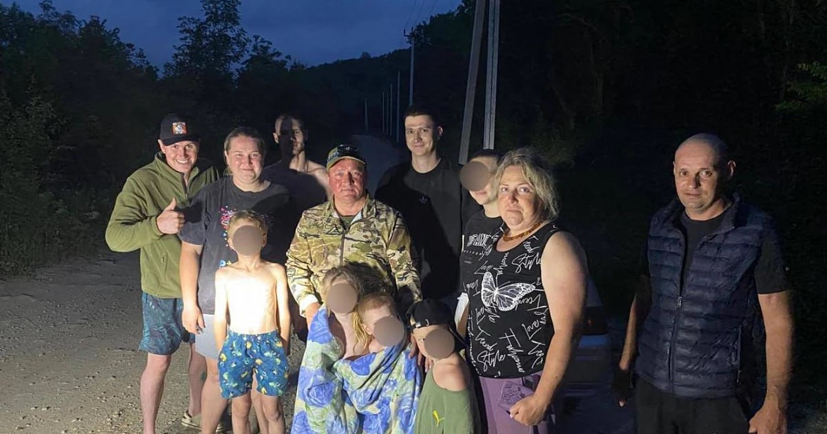 Две семьи эвакуировали из-за смерча под Геленджиком В результате разгула стихии двум семьям с детьми трех, четырех, пяти и девяти лет понадобилась помощь спасателей. Резкий подъем воды в реке разделил людей на две группы: женщина с четырьмя несовершеннолетними осталась без связи и в изоляции от остальных. На место происшествия были направлены три автомобиля УАЗ. Один из местных жителей, который первым прибыл на место, переправил женщину с детьми через реку. Потерпевших в сопровождении доставили к основной группе эвакуированных. Медицинская помощь им не потребовалась. «Геленджик Pressa без пресса» /фото/видео для публикации или заказать рекламу: «Утренний Юг»