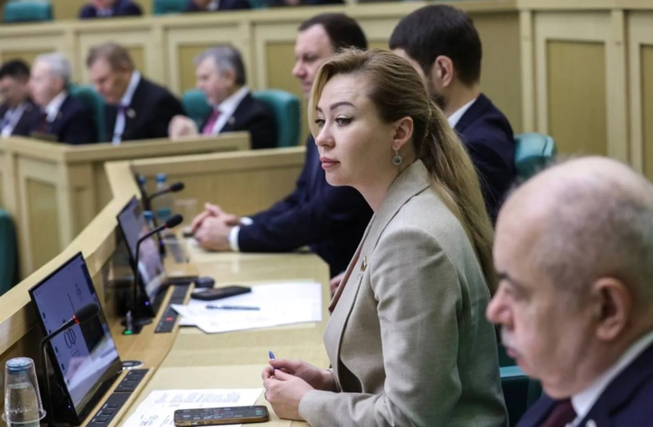 Одобрили закон расширяющий перечень доходов на которые не может быть обращено взыскание по исполнительному документу а именно компенсации за самостоятельно приобретенное инвалидом ветераном техническое средство реабилитации или оплаченную им услугу расходов инвалида ветерана на оплату проезда к месту получения или изготовления средства реабилитации и обратно расходов инвалида на содержание и ветеринарное обслуживание собак проводников расходов на оплату проезда инвалида и его сопровождающего к месту получения собаки проводника и обратно в том числе по провозу собаки Подписывайтесь на мой канал в MAX