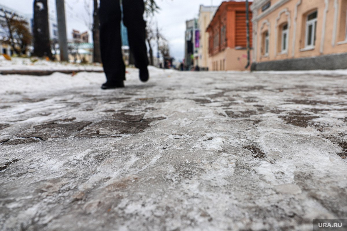 Пешеходные дорожки перестанут посыпать галитом  Вместо соли тюменские власти намерены использовать гранитную крошку. Об этом на публичных слушаниях проекта бюджета города заявил директор департамента дорожной инфраструктуры и транспорта администрации города Тюмени Евгений Сорокин.  Подписаться