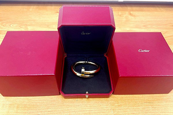 Пассажирке грозит до 5 лет за провоз браслета Cartier через аэропорт Сочи Незадекларированный браслет Cartier стоимостью более 5 млн рублей обнаружили сочинские таможенники в дамской сумке пассажирки прибывшей из Дубая Об этом AVIA RU сообщили в пресс службе Краснодарской таможни г Сочи Южного таможенного управления Россиянку остановили на зеленом коридоре в ходе выборочного контроля пояснил и о заместителя начальника таможенного поста Аэропорт Сочи Александр Вьюков В ее ручной клади с помощью рентгеновской установки инспекторы выявили фирменную коробку с украшением в виде гвоздя Женщина пояснила что браслет ей подарила сестра проживающая за границей а о таможенных правилах она не знала Экспертиза показала что ювелирное изделие новое и изготовлено из сплава золота 750 пробы Товар изъят aviaru net n287579