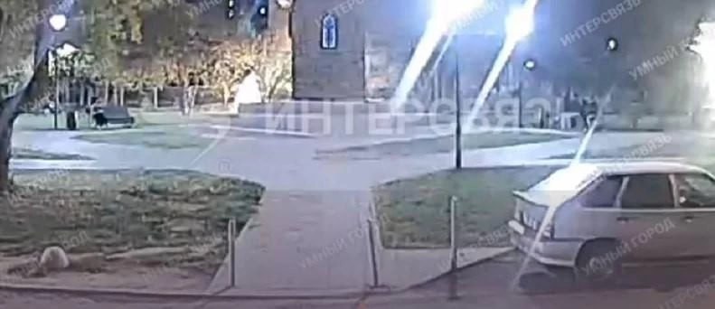 Осеннее обострение Челябинский подросток стал жертвой выстрела Челябинский подросток едва не лишился глаза в результате нападения своего знакомого 14 летний хулиган выстрелил ему в лицо из сигнальной ракетницы Пострадавший 16 летний житель южноуральской столицы был доставлен в больницу с травмой глаза ЧП произошло в Тракторозаводском районе во дворе дома на улице Южноуральской ПОДРОБНЕЕ URALPRESS RU