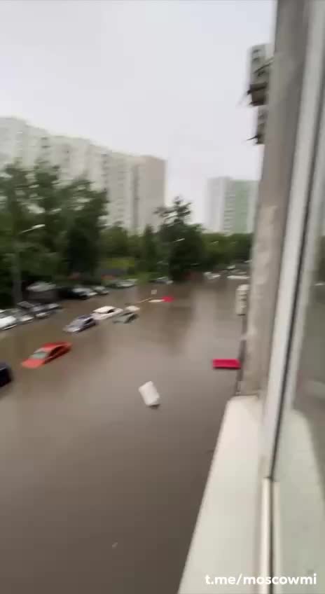 Подтопление улиц в ЖК «Дмитровский парк» создает трудности для водителей