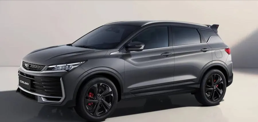Geely Coolray вернётся в Россию в обновлённом виде Кроссовер Geely Coolray который покинул российский рынок в 2025 году снова появится в продаже Как пишет Коммерсант в РФ поступит обновлённая версия известная в Китае как Geely Binyue L Автомобиль предложат с 1 5 литровым турбодвигателем 147 л с и 7 ступенчатым роботом с двумя мокрыми сцеплениями Новинка получит 18 дюймовые диски цифровую панель на 8 8 дюйма центральный 14 6 дюймовый экран и полный пакет зимних опций Также предусмотрен комплекс ADAS второго уровня интеллектуальный круиз контроль удержание в полосе и помощь при выезде задним ходом Фактически та же модель с марта выпускается под маркой Belgee как X50 Geely заняла четвёртое место в России по итогам 2025 года а Belgee X50 стал четвёртым в списке самых продаваемых моделей Подробнее   Подпишись на MASHNEWS в MAX