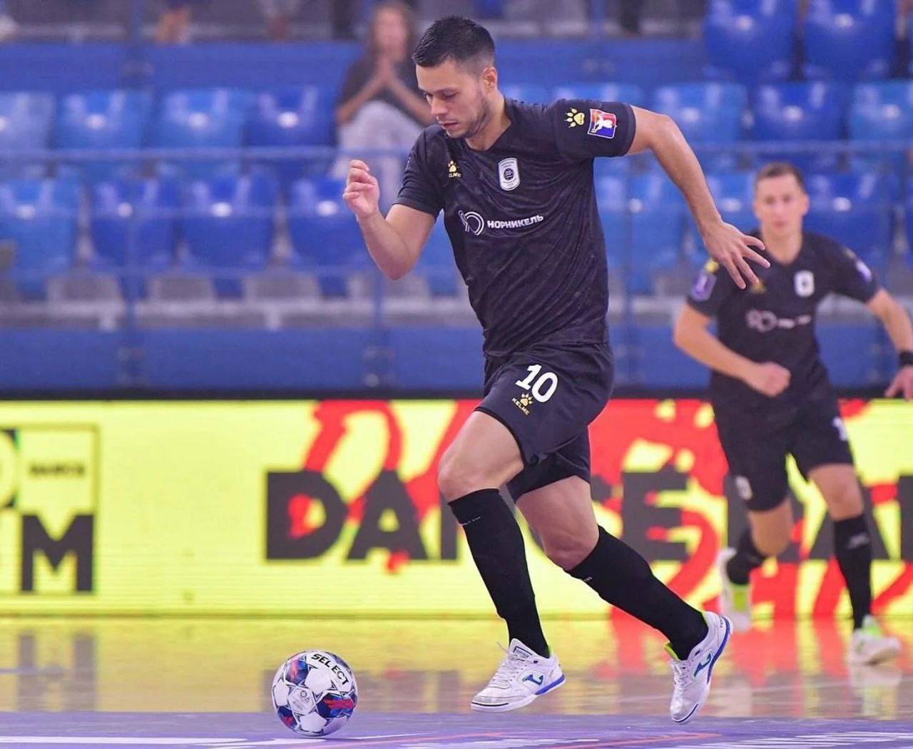 Бразильский игрок норильского футзального клуба Норильский никель Алекс Фелипе скоропостижно скончался в возрасте 32 лет Об этом сообщила пресс служба РФС Алекс умер после первого матча полуфинальной стадии Кубка России в гостях против Ухты 2 2 Отмечается что бразильцу стало плохо в аэропорту перед вылетом команды домой Бразилец выступал за Норильский никель с 2020 года С командой он становился победителем 2023 24 и финалистом 2024 25 Кубка России серебряным и дважды бронзовым призером чемпионата России До перехода в российский клуб Алекс играл за различные бразильские клубы а также за португальский Спортинг с которым выиграл Лигу чемпионов в сезоне 2018 19 МФК Норильский никель Подписаться на РБК Спорт