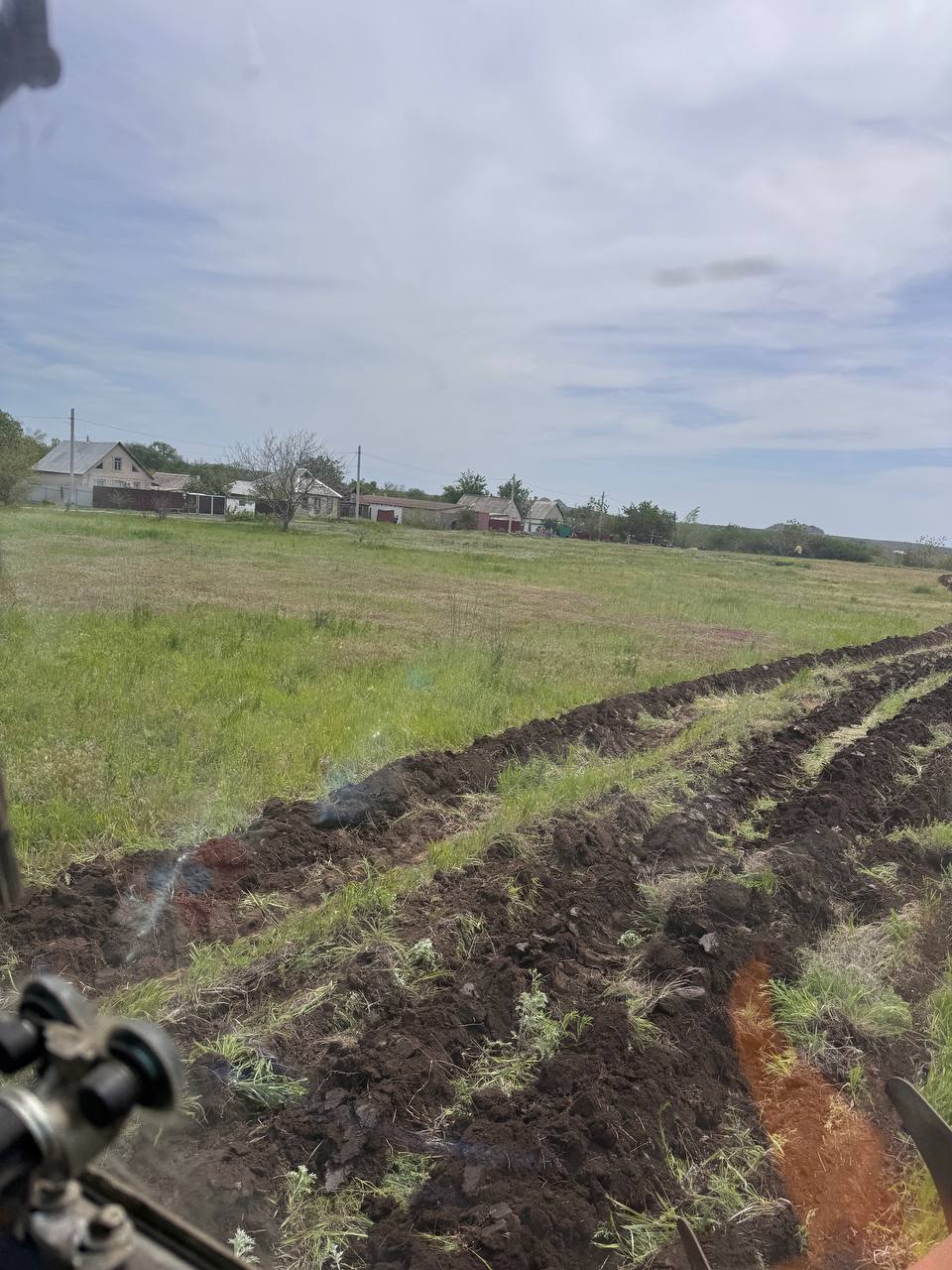 В целях противопожарной безопасности в пгт Дзержинский начаты работы по опашке минерализованных полос. Эти мероприятия направлены на предотвращение распространения возможных пожаров. Создание минерализованных полос – один из наиболее эффективных способов локализации очагов возгорания и защиты жилых домов, хозяйственных построек и объектов инфраструктуры. ↪В работах задействована специализированная техника МУП "ЖЭК" города Ровеньки. Сотрудники отдела жизнеобеспечения пгт Дзержинский осуществляют контроль за ходом работ и взаимодействуют с местными жителями, информируя их о необходимости соблюдения мер пожарной безопасности. Жителям настоятельно рекомендуется воздержаться от разведения костров, а также соблюдать осторожность при использовании открытого огня.