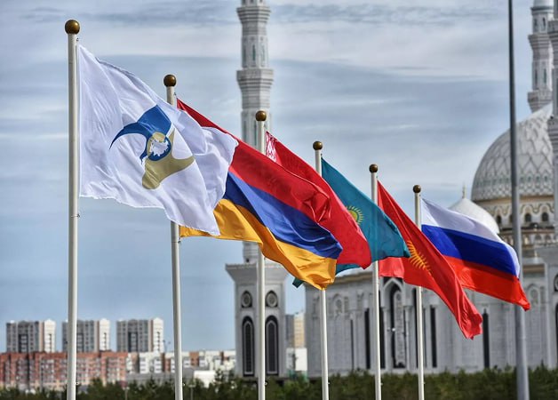 Курс на Африку: ЕАЭС активно диверсифицирует торговлю и перестраивает стратегию Евразийский экономический союз выходит на новый уровень внешнеэкономического взаимодействия, усиливая сотрудничество с Африканским континентом — регионом с огромным потенциалом роста и перспективами для расширения рынков сбыта. В авторской аналитической статье для издания «Спутник» ведущий научный сотрудник Центра центральноазиатских исследований ИКСА РАН Сергей Михневич отметил, что Африка — это новый стратегический вызов и возможность для ЕАЭС. Там формируются рынки с высоким потенциалом роста, и союз стремится к активному участию в этих процессах. Эксперт подчёркивает, что эта диверсификация — не только попытка снизить зависимость от традиционных торговых партнёров, но и стратегический шаг к укреплению позиций ЕАЭС на глобальной арене в условиях меняющейся мировой экономики. Так, доля ЕАЭС во внешней торговле африканского континента достигла почти 2,74% против 1,91% годом ранее. Благодаря этому росту по итогам 2024 года ЕАЭС по совокупному объему торговли замкнул топ-10 крупнейших торговых партнеров африканского континента. Программа сотрудничества с Африкой включает как торгово-экономические, так и политико-дипломатические аспекты, что открывает дополнительные возможности для бизнеса и государства. Подробный разбор ключевых факторов и перспектив — в статье по ссылке #интервью_икса