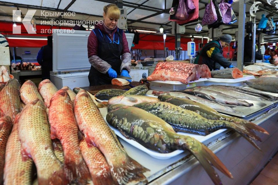 С 1 марта на рынках в Крыму будут обязаны использовать кассовые аппараты ⁠ 1 марта 2025 года вступит в силу Федеральный закон от 08.08.2024 №273-ФЗ «О внесении изменений в статью 2 Федерального закона «О применении контрольно-кассовой техники при осуществлении расчетов в Российской Федерации» и  Федеральный закон «О розничных рынках» и о внесении изменений в Трудовой кодекс Российской Федерации». Об этом сообщили в УФНС России по Республике Крым.  В соответствии с изменениями, с 1 марта  возникает обязанность применения контрольно-кассовой техники лицами, которые ранее были освобождены от ее применения на рынках, ярмарках и выставках за исключением:  налогоплательщиков ЕСХН не более чем с трех торговых мест, общая площадь которых, включая места для хранения таких товаров, не превышает 15 квадратных м...  Подробнее>>>