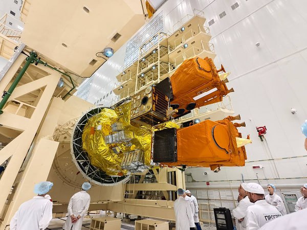 На космодроме Восточный собрали космическую головную часть для запуска спутников Аист 2Т 1 и 2 сообщает Роскосмос Собранная головная часть перемещена в монтажно испытательный корпус для последующей стыковки с третьей ступенью ракеты носителя Союз 2 1б