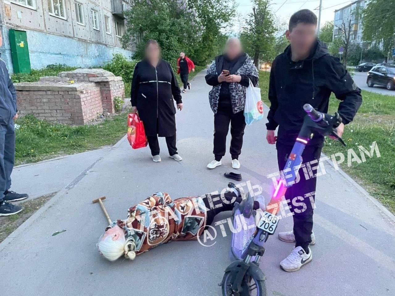 В Туле самокатчик сбил бабушку и умчался с матами Жесткое ДТП с участием самокатчика произошло 19 мая в Туле. Об этом сообщили в соцсетях местные жители. В качестве локации, в которой случился инцидент, названа улица Кауля областного центра. Здесь молодой человек на самокате сшиб очень пожилую женщину, которая шла по тротуару, опираясь на клюшку. Пенсионерка рухнула на асфальт, с ног ее слетела обувь. Виновник аварии, по словам свидетелей, помощи пострадавшей не оказал и умчался на самокате вдаль, сопровождая свой отъезд грубой руганью.Однако номер самоката туляки успели запечатлеть на фото. О состоянии женщины пока ничего не известно, вся информация проверяется и уточняется. Источник Тульские новости