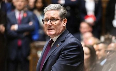 Премьер министр Великобритании Кир Стармер рассматривает возможность запрета социальных сетей для детей младше 16 лет Как отмечает LBC при этом британское правительство внимательно следит за новыми общенациональными ограничениями в Австралии jkinvest news jkinvest