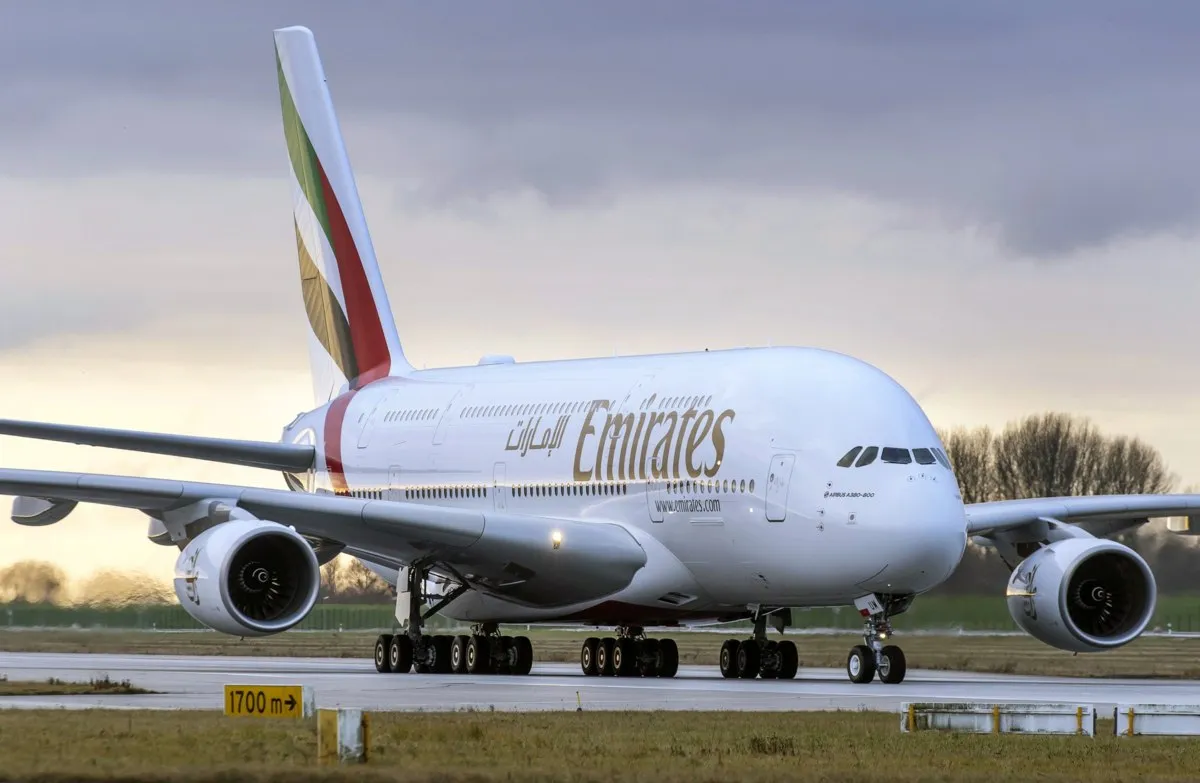 Emirates начала оснащать бесплатным Wi Fi от Starlink Илона Маска Airbus A380 и Boeing 777 33 самолёта уже совершают рейсы Весь флот планируют оборудовать к концу 2027 года vc ru services 2929153